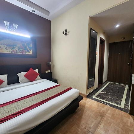 Hotel Mid Town Дели Экстерьер фото