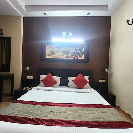 Hotel Mid Town Дели Экстерьер фото