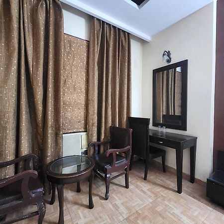 Hotel Mid Town Дели Экстерьер фото