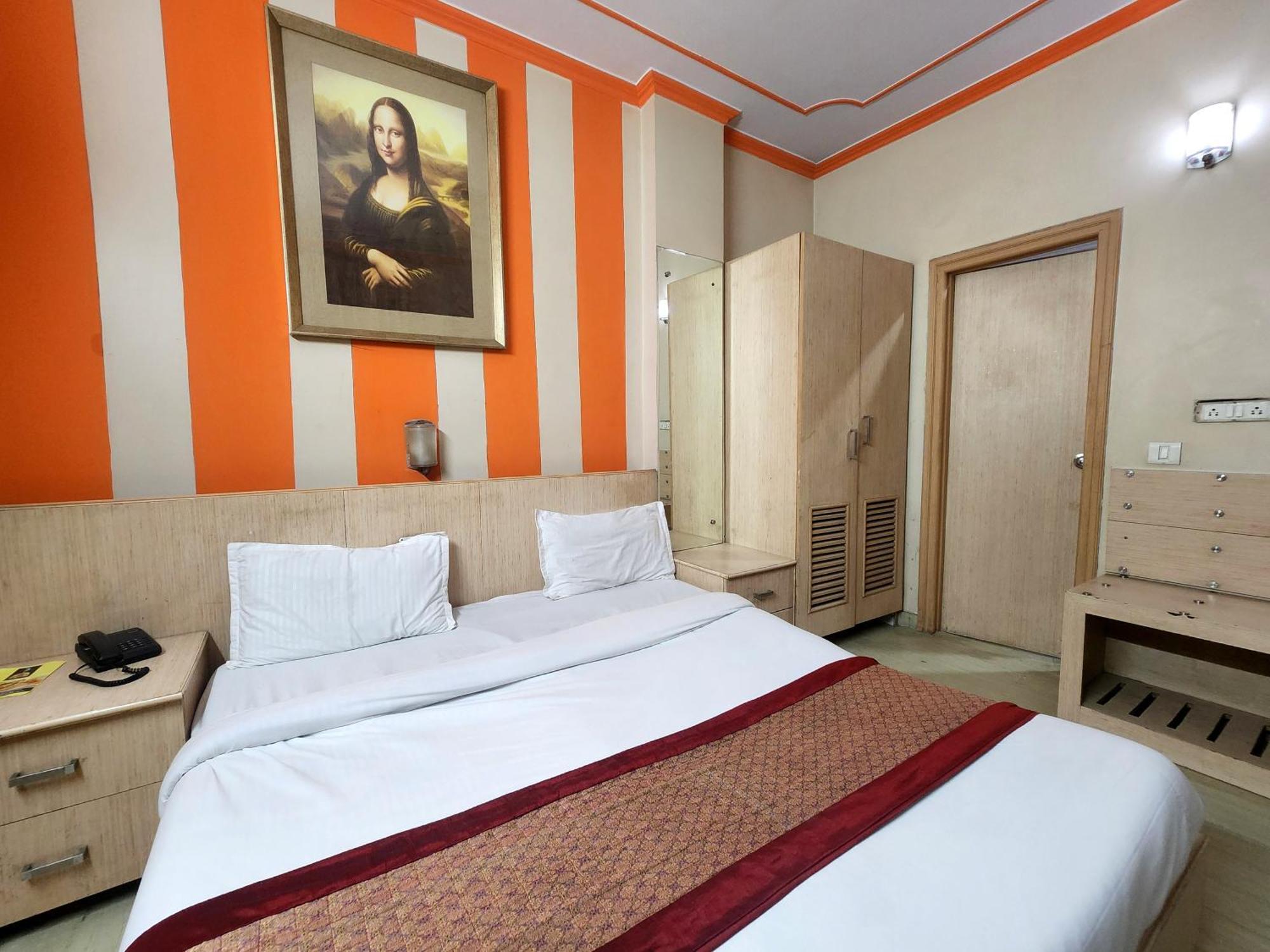 Hotel Mid Town Дели Экстерьер фото